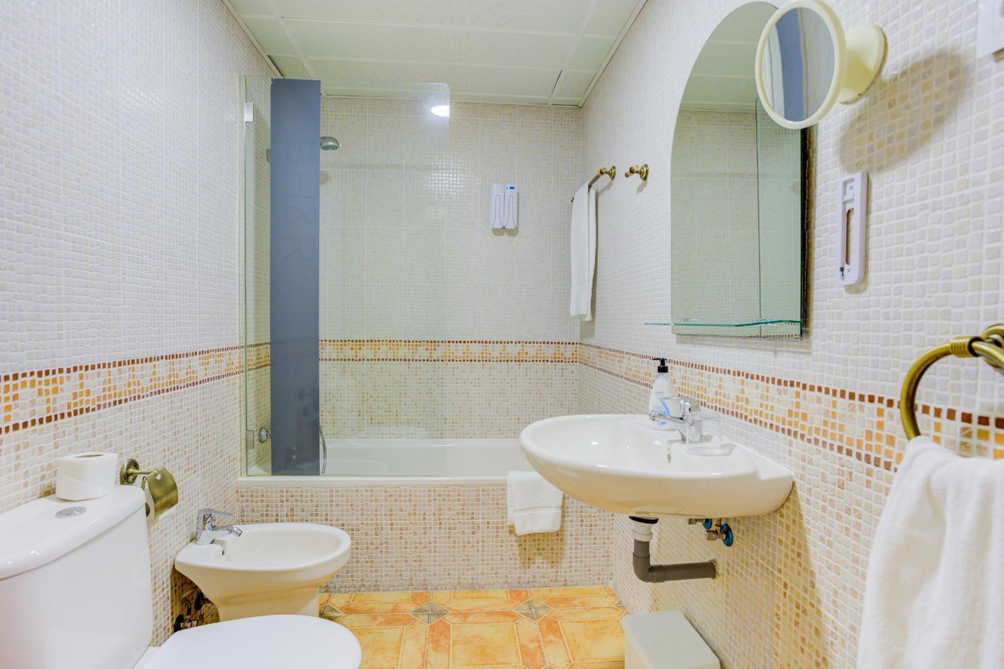 Hotel Pizarro أومانيس ديه مدريد المظهر الخارجي الصورة